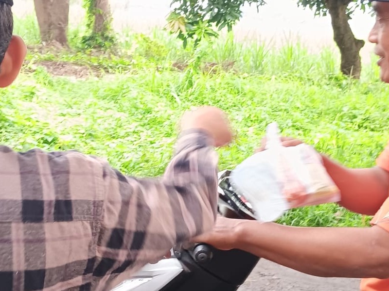 BAGI-BAGI TAKJIL BERSAMA MASYARAKAT SEKITAR SEKOLAH
